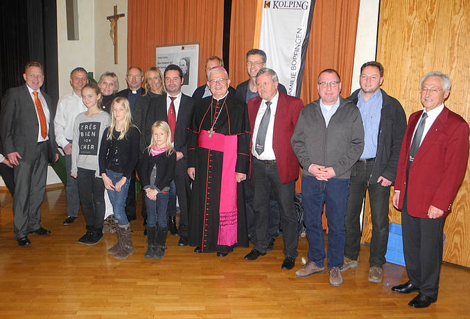 Der Weihbischof im Kreise der neuen Mitglieder, dem Kolpingvorstand, sowie Diözesanpräses Walter Humm (links). Bilder: KF Bopfingen
