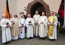Klaus Konrad (vierter von links) feierte den 25. Jahrestag seiner Weihe zum Diakon. Bild: Schwarzwälder Bote
