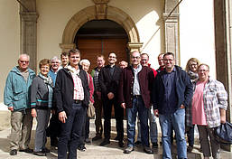 Freudig wurde die Gruppe der Kolpingsfamilie Tuttlingen von Florian Störzer (Bildmitte) vor dem Rottenburger Dom empfangen. Bild: KF Tuttlingen