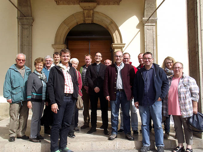 Freudig wurde die Gruppe der Kolpingsfamilie Tuttlingen von Florian Störzer (Bildmitte) vor dem Rottenburger Dom empfangen. Bild: KF Tuttlingen