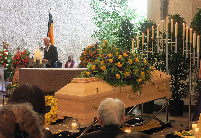 Eugen Abler würdigt die Verdienste des Verstorbenen. Bilder: DVRS