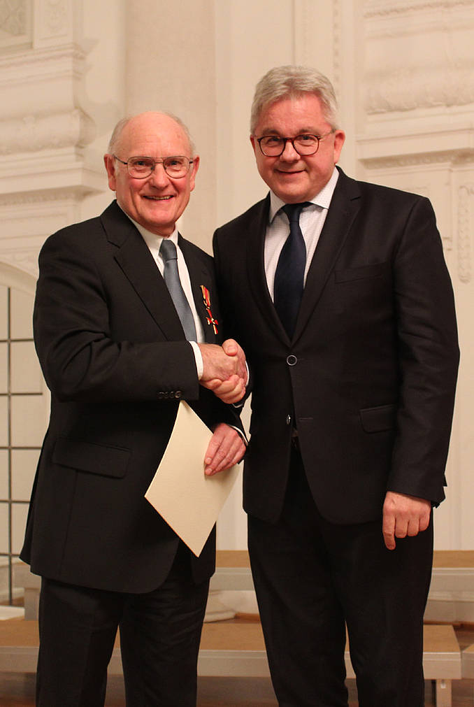 Der Minister der Justiz und für Europa, Guido Wolf (rechts) überreichte Wolfgang Bolsinger das Bundesverdienstkreuz. Bild: Justizministerium