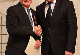 Der Minister der Justiz und für Europa, Guido Wolf (rechts) überreichte Wolfgang Bolsinger das Bundesverdienstkreuz. Bild: Justizministerium