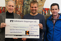 Der Diözesanverbandsvorsitzende Eugen Abler, nimmt vom Leitungsteam der KF Süßen,  Gerhard Emberger und Thomas Czinszky, den Spendenscheck entgegen (von links). Bild: DV R-S