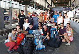 Frohgelaunt ist die 15-köpfige Reisegruppe zur Jugendbegegnung nach Paraguay aufgebrochen. Hannes Baum, Werner Schatz und Diözesanpräses Walter Humm haben sie am Stuttgarter Bahnhof verabschiedet.