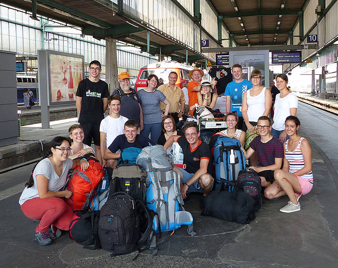 Frohgelaunt ist die 15-köpfige Reisegruppe zur Jugendbegegnung nach Paraguay aufgebrochen. Hannes Baum, Werner Schatz und Diözesanpräses Walter Humm haben sie am Stuttgarter Bahnhof verabschiedet.