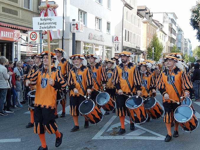 In Schwarz-orange gekleidet und unschwer als Kolping zu erkennen: Der Fanfarenzug der Kolpingsfamilie Zweifalten beim diesjährigen Cannstatter Volksfest-Umzug: Bilder: Max Haberbosch