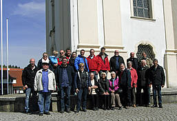Die Teilnehmenden des Jahresausflugs vor der Wallfahrtskirche in Steinhausen. Bild: Benedikt Buggle
