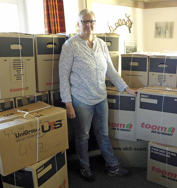 Monika Kolb von der KF Wangen freut sich über 30 gepackte Versandkartons. Bild: KF Wangen