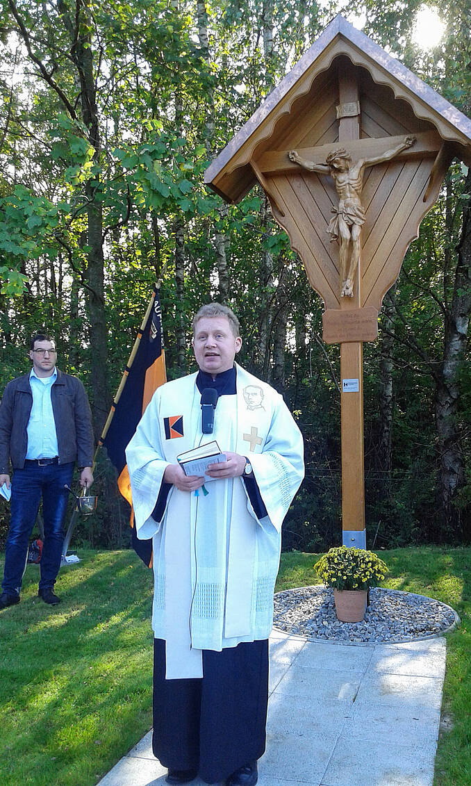 Diözesanpräses Walter Humm nahm die Kreuzweihe vor.