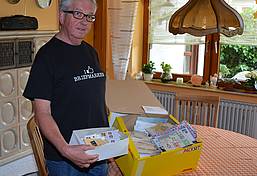Jede Menge Briefmarken: Dieter Arnold organisiert für die Kolpingsfamilie die Briefmarken-Spendenaktion. Foto: Christoph Klawitter