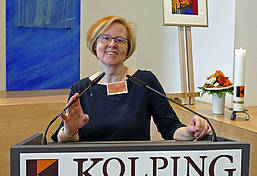 Klaudia Rudersdorf, stellvertretende Bundesvorsitzende, informierte über den Zukunftsprozess. Bild: DVRS