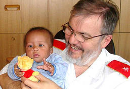 Pater Gerhard Lagleder mit einem AIDS-Waisen.