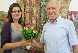 Zum Dank gab's Blumen: Der Diözesanvorsitzende Eugen Abler verabschiedet Annika Schlaich. Bild: DVRS