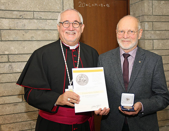 Bischof Gebhard Fürst dankt Xaver Sailer für sein Engagement. Bild: Diözese Rottenburg-Stuttgart/Uwe Renz