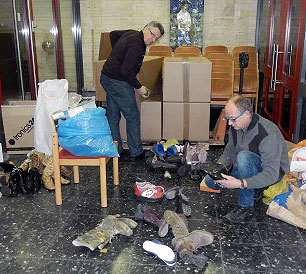 Sortieren, verpacken und ab damit nach Köln: 350 Paar Schuhe. Bild: KF Zwiefalten